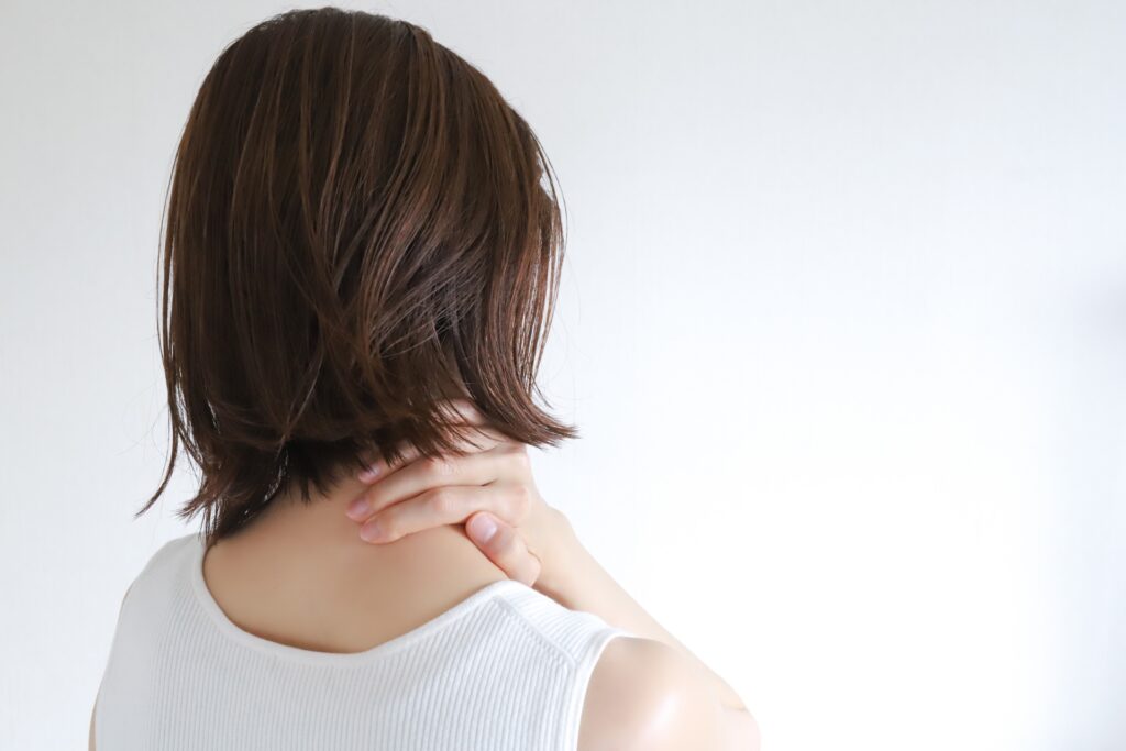 年齢や生活リズムによる体調変化を感じる女性の後ろ姿イメージ画像
